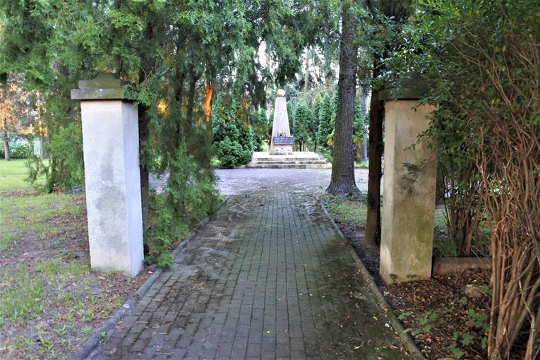 Złotoryja - pomnik i dawny cmentarz Armii Czerwonej (2).JPG