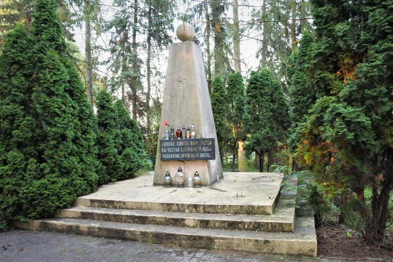 Złotoryja - pomnik i dawny cmentarz Armii Czerwonej (3).JPG