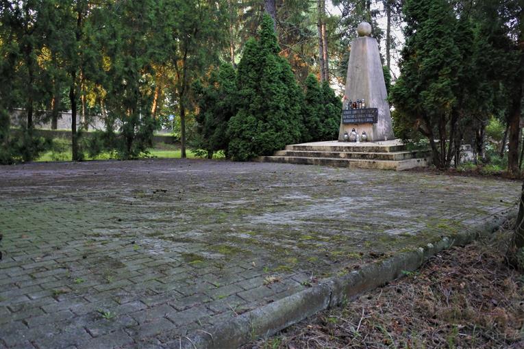 Złotoryja - pomnik i dawny cmentarz Armii Czerwonej (8).JPG