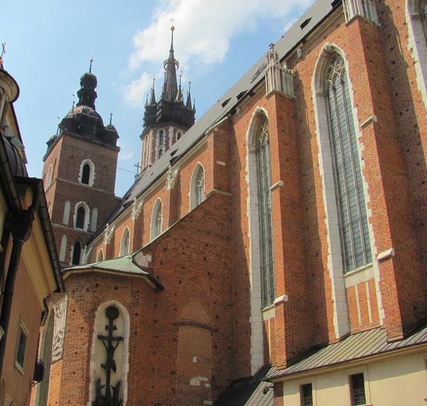 Kraków - kościół Mariacki 3 - niższa z renesansowym hełmem.JPG