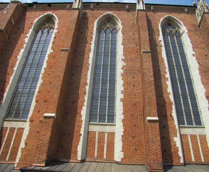 Kraków - kościół Mariacki 15 - strzeliste okna i przypory gotyckie.JPG