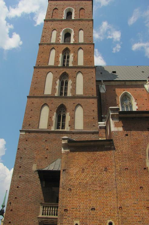 Kraków - kościół Mariacki 19 - otwory po średniowiecznym rusztowaniu.JPG