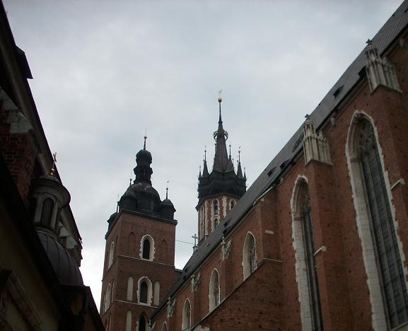 6. Kraków - kościół Mariacki - widok od kościoła św. Barbary.JPG