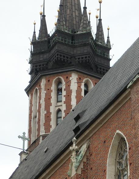 7. Kraków - kościół Mariacki - hejnalista gra w kierunku wschodnim.JPG