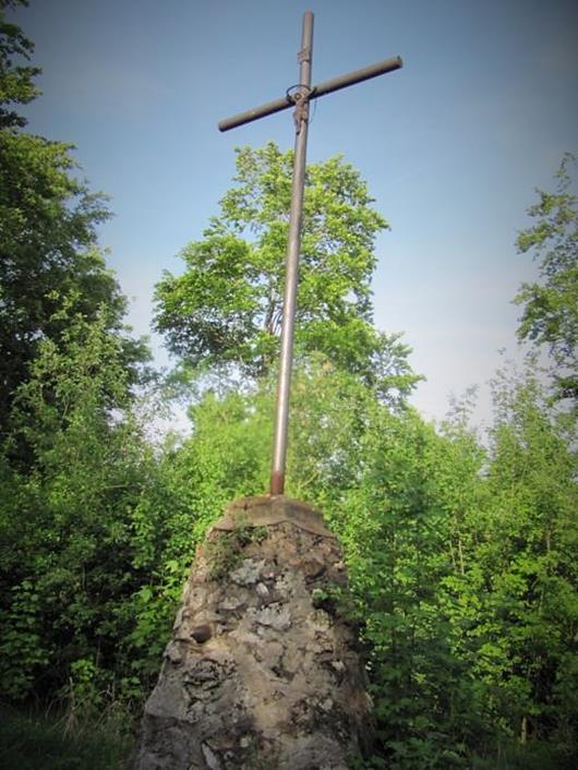 Krzyż na szczycie Góry Wał (3).jpg