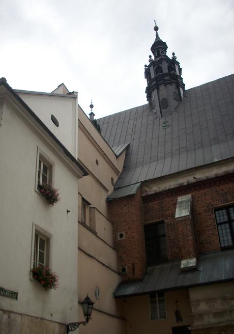 12. Kraków - kościół św. Barbary - zaułek w cieniu Mariackiego.JPG