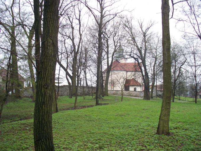 Widok z pałacu na kościół św. Jana Chrzciciela.jpg