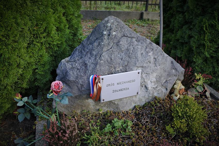 Jaroszowice - grób wojenny (3).JPG