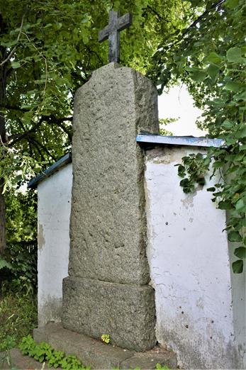 Pomnik wojenny i kapliczka (4).JPG