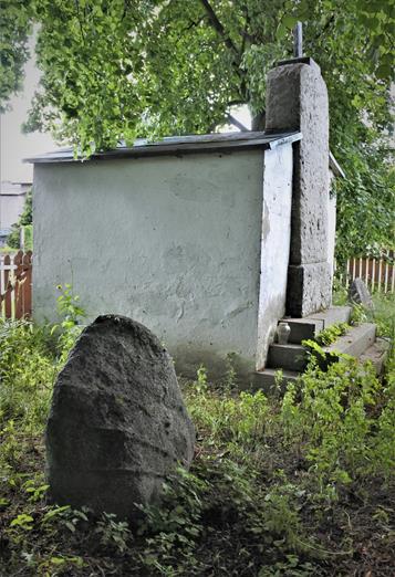 Pomnik wojenny i kapliczka (8).JPG