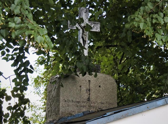Pomnik wojenny i kapliczka (10).JPG