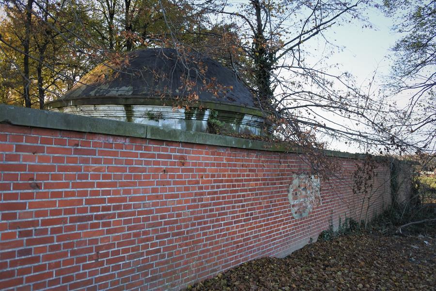 Marszowice - ślady ostrzału na cmentarzu (7).JPG