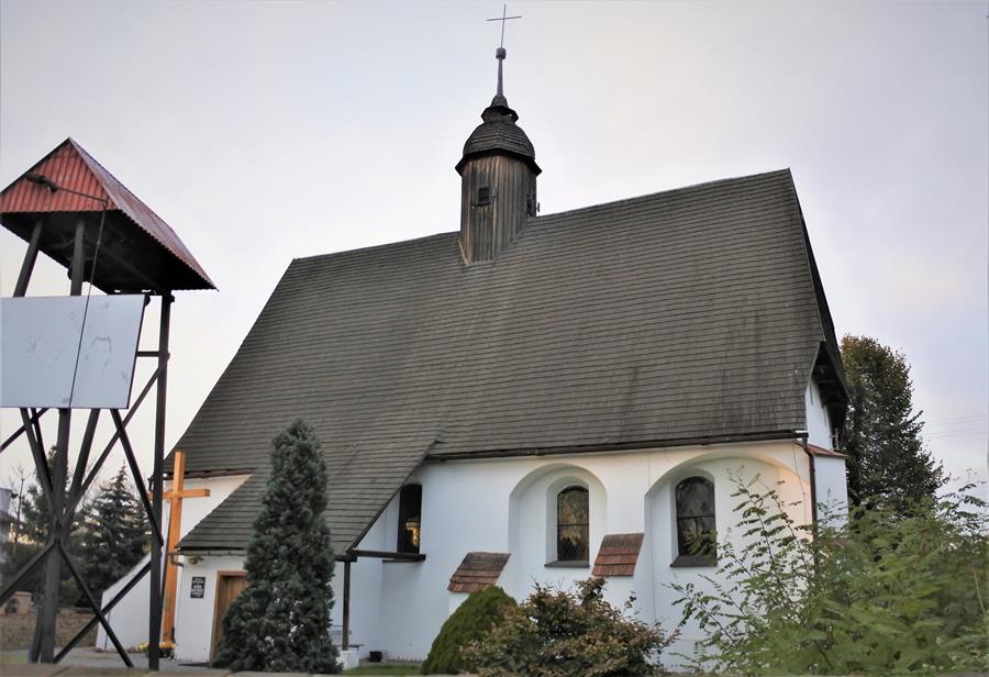 Godzikowice - kościół z reperem (1).JPG