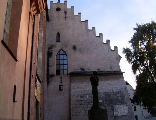 Franciszkanie - 3 - kard. Sapiecha i ściana klasztoru.JPG