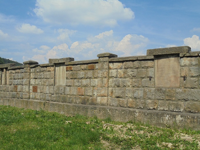 Trzemesnia kosciol mur z pamiatkowymi tablicami.JPG