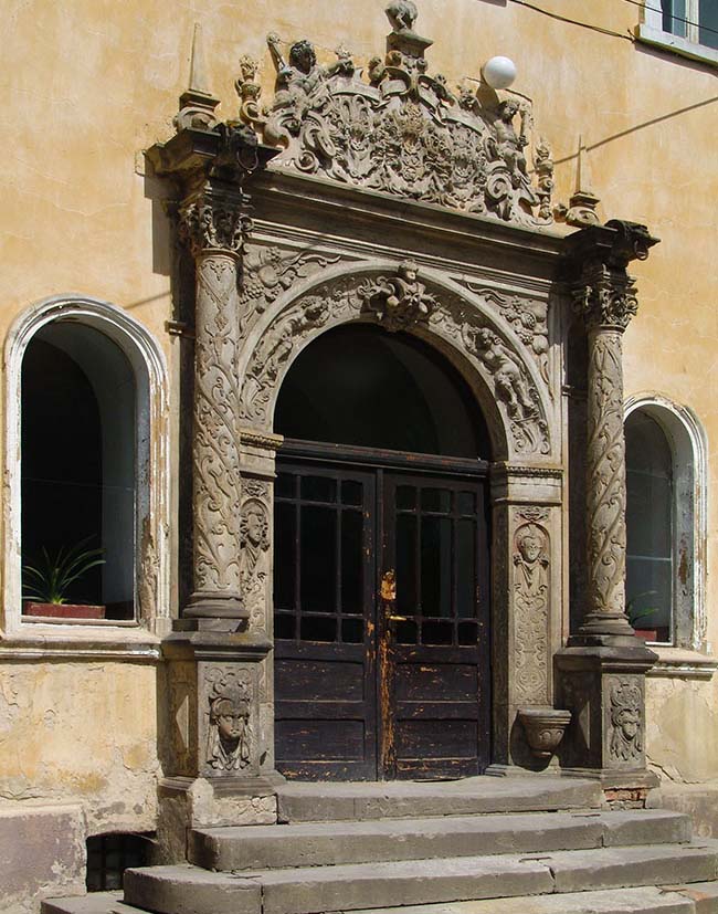 1. Mojęcice - portal dworu.jpg