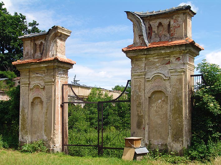 Roztoka - brama wjazdowa na tereny posiadłości.jpg