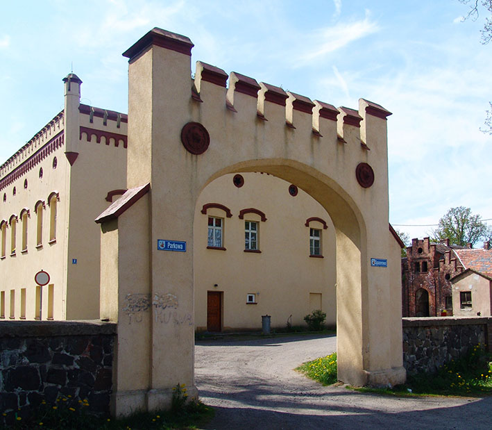1. Zaręba Górna (Ober Lichtenau)- brama wjazdowa do majątku.JPG
