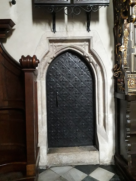 KR kosciol sw Krzyża portal gotycki.jpg
