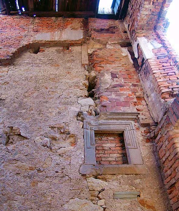 27. Mietków (niem. Mettkau) - zachodnia ściana wieży  -  widoczna kamieniarka XV-XVI wieczna oraz późniejsze licowanie cegłą.jpg