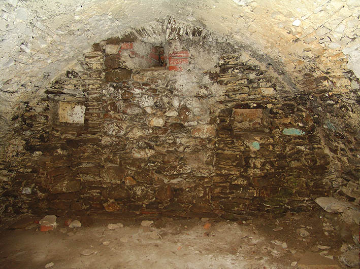 1. Ołdrzychowice Kłodzkie (niem Ullersdorf) – piwnica średniowieczna z widocznym zamurowanym otworem drzwiowym być może prowadzącym niżej.JPG