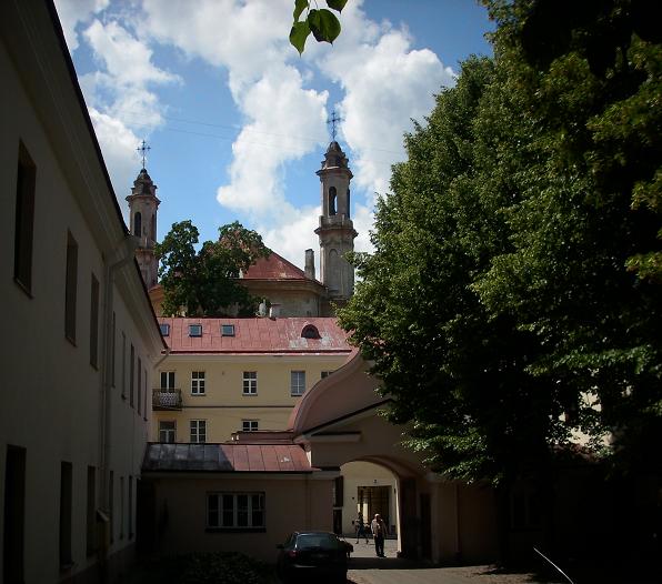Wilno - cerkiew prawosławna - 6 - widok z dziedzińca na kościół Bazylianów.JPG