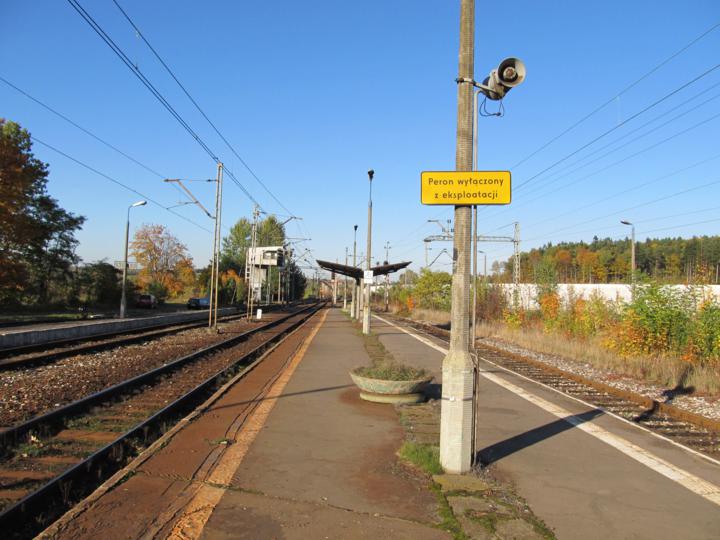 Stacja kolejowa w Skawcach - październik 2012 (3).jpg