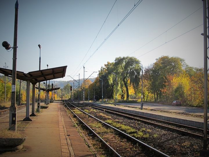 Stacja kolejowa w Skawcach - październik 2012 (4).jpg