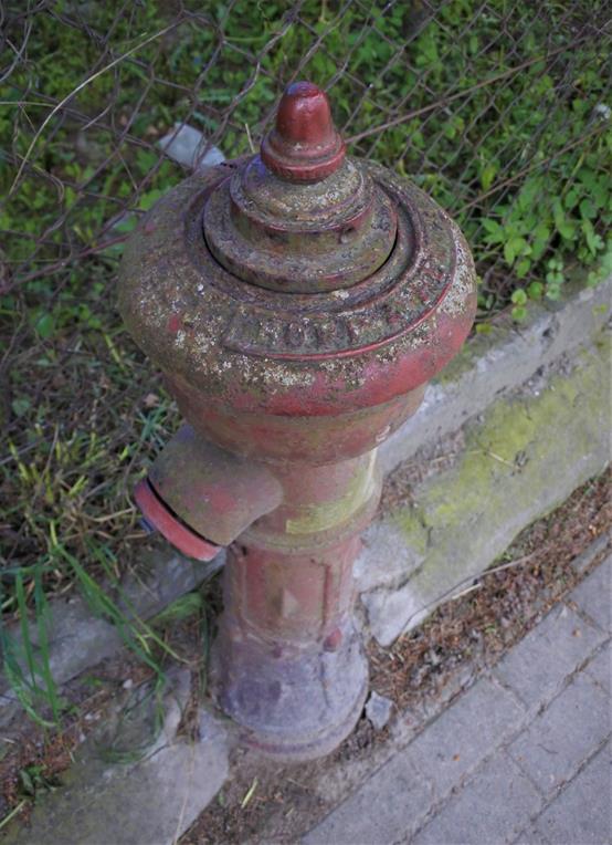 Przedwojenny hydrant (1).JPG