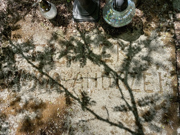 Nowy Korczyn stary cmentarz inskrypcja na nagrobku.jpg