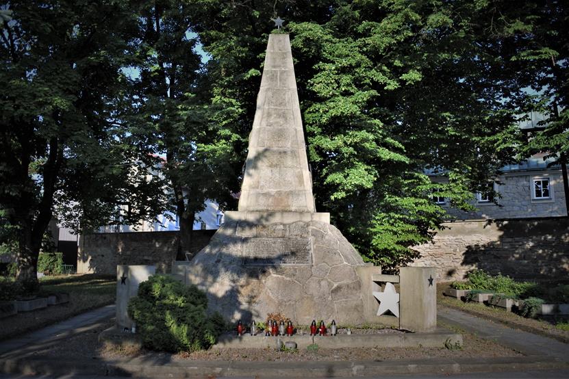 Krosno - cmentarz żołnierzy Armii Czerwonej (4).JPG
