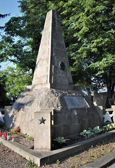 Krosno - cmentarz żołnierzy Armii Czerwonej (10).JPG