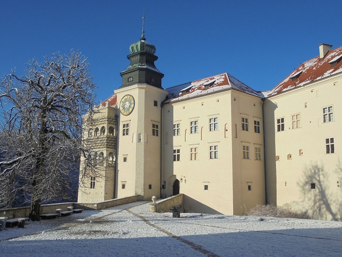 Pieskowa Skala zamek widok z dziedzinca zewn.JPG