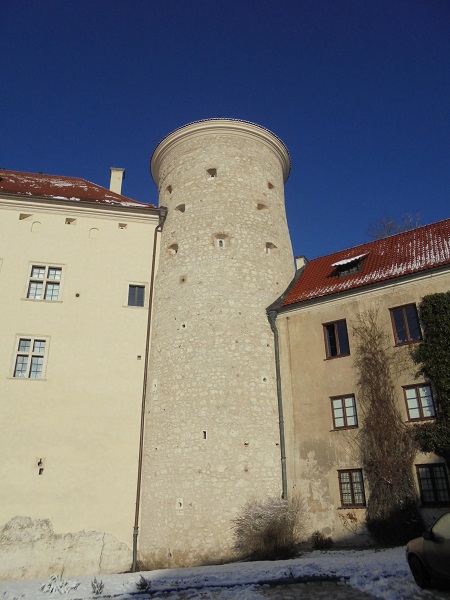 Pieskowa Skala zamek baszta gotycka.JPG