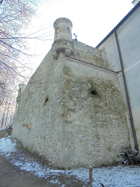 Pieskowa Skala zamek fragment murow.JPG