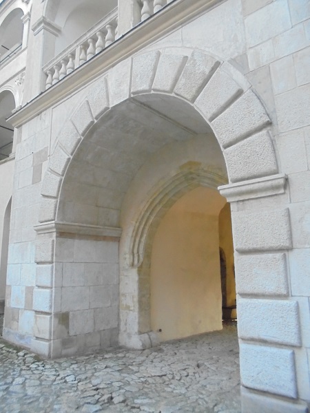 Pieskowa Skala zamek barokowy portal.JPG