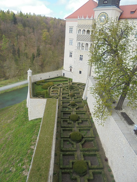Pieskowa Skala zamek widok na ogrod wloski.JPG