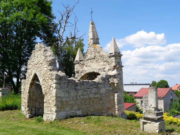 Stopnica stary cmentarz ruiny kostnicy.JPG