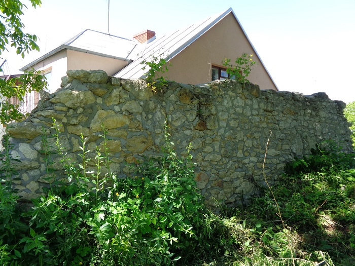 Stopnica stary cmentarz fragment muru  ogrodzenia.JPG