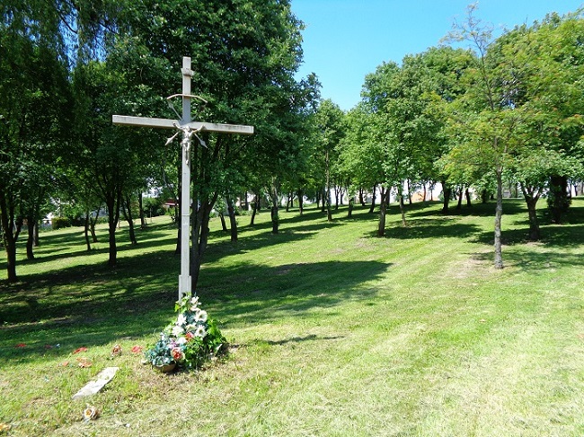 Stopnica stary cmentarz krzyz.JPG