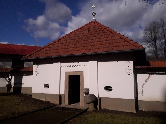 Rychwald bazylika kaplica w murze.jpg