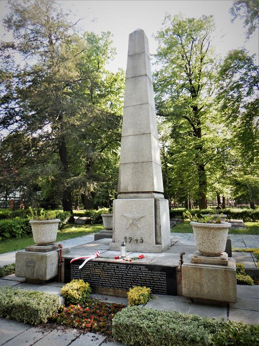 Cmentarz żołnierzy Armii Czerwonej (1).JPG