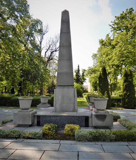 Cmentarz żołnierzy Armii Czerwonej (13).JPG