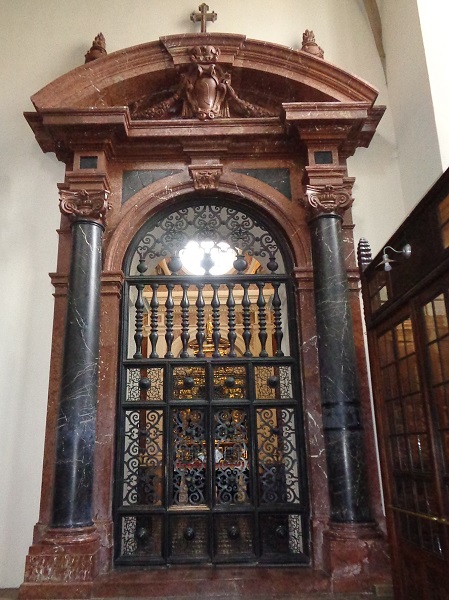 KR kosciol dominikanow portal do kaplicy sw Rozy.JPG