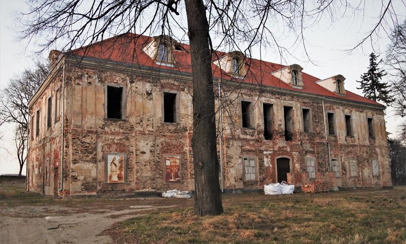 Pałac w Sieroszowie (2).JPG