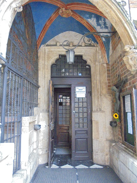 KR kosciol sw Barbary gotycki portal wejsciowy.JPG
