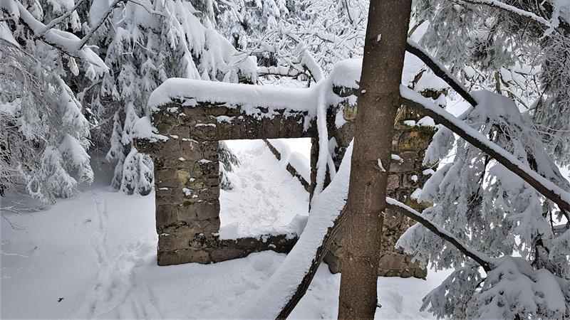 Ruiny schronu narciarskiego (1).jpg