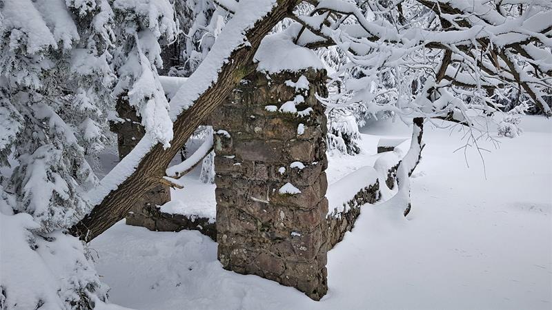 Ruiny schronu narciarskiego (2).jpg