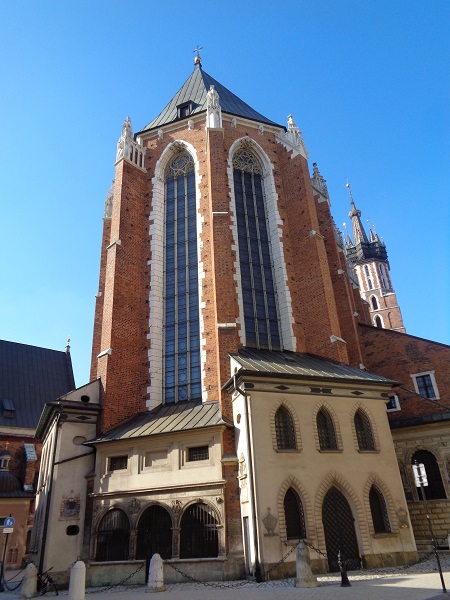 KR kosciol Mariacki widok na prezbiterium.JPG