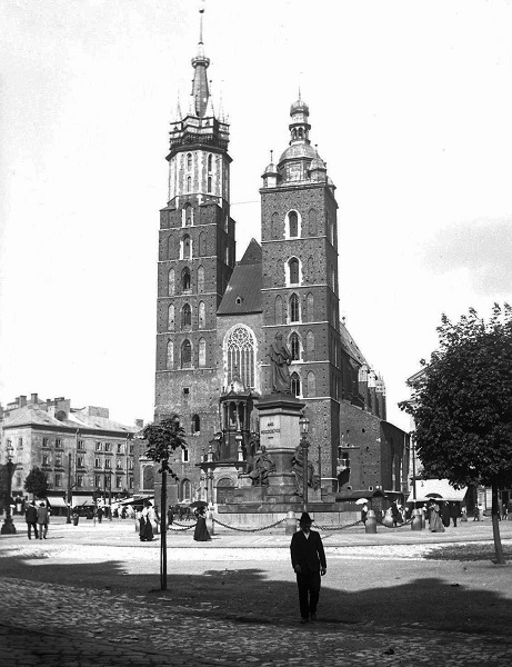 Krakow kosciol Mariacki fasada archiwalne.jpg